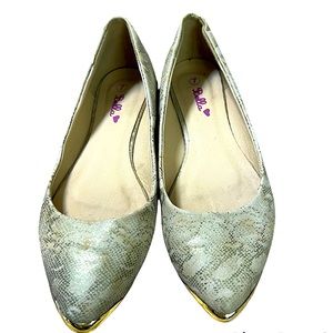Flat shoes